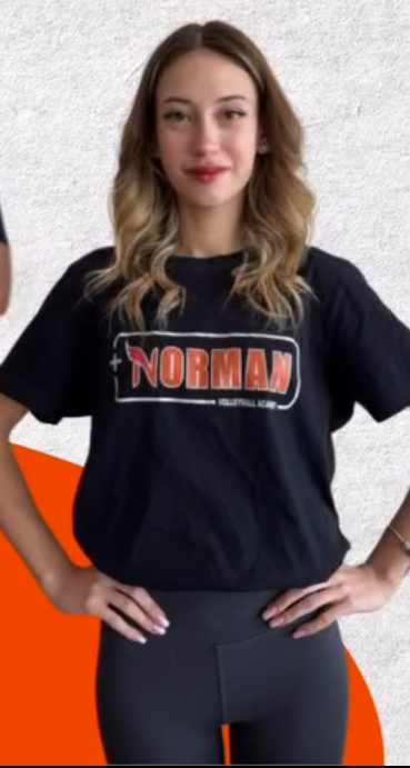 Deniz Çakar, Norman Spor Kulübü tişörtüyle.