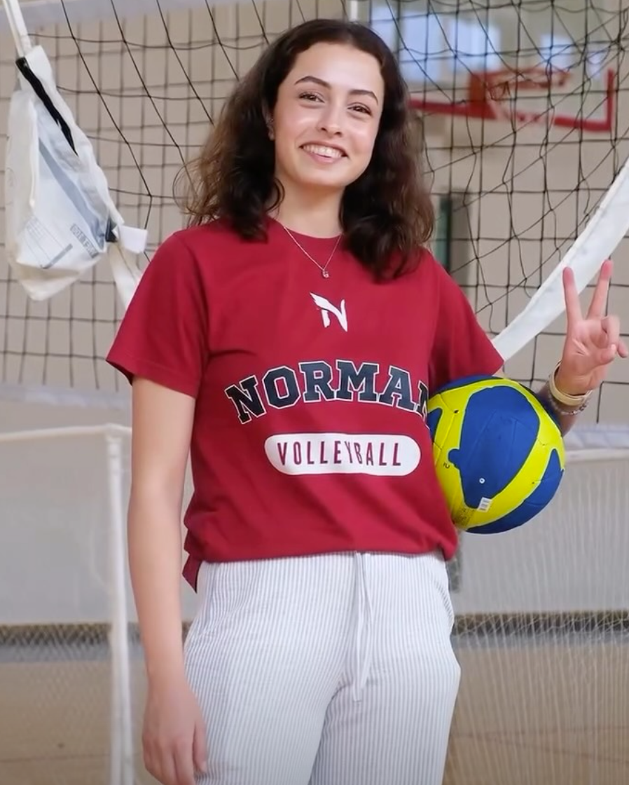 Zeynep Sıla Üçüncü, Norman tişörtü ve voleybol topuyla spor salonunda.